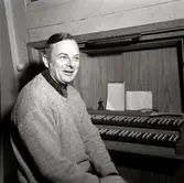 Orgelbyggaren Troels Krohn vid orgeln i Föra kyrka.