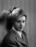 Modell med damhatt, 1952.