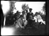 Gruppfoto med både barn och vuxna. Längst upp till vänster i hatt, troligen Fredrik Johansson, som byggde huset som sedan Birger Westergren övertog 1936. Framför Fredrik sitter Ville Nordström. Längst till höger, Elin Nordström, som Birger (till vänster om henne) sedan gifte sig med. Bilden kan vara tagen hos Nordströms i Utvalnäs.