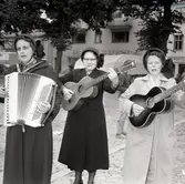 Frälsningsarmén underhåller på Borgholms marknad.