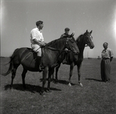 Petrus Kastenman (mitten), rider remonter på Ottenby.