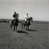 Petrus Kastenman (t.v), rider remonter på Ottenby.