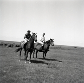 Petrus Kastenman (t.v), rider remonter på Ottenby.