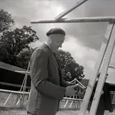 En man vid en träställning på platsen till Algutsrums marknad.