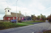 Kyrkan med kyrkogårdsmur och väg, från SV  Roasjö