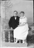 Ateljéporträtt - ung kvinna tillsammans med John Ytterberg från Masugnen, Hargs socken, Uppland 1921