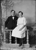 Ateljéporträtt - ung kvinna tillsammans med John Ytterberg från Masugnen, Hargs socken, Uppland 1922