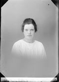 Ateljéporträtt - Else Eriksson från Lugnet, Öregrund socken, Uppland 1921
