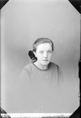 Ateljéporträtt - Judit Pettersson från Rista, Ekeby socken, Uppland 1921