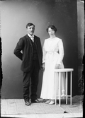 Ateljéporträtt - makarna Sundström från Hökhuvud socken, Uppland 1916
