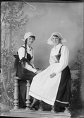 Ateljéporträtt - Selma Karlsson och Anna Elfström från Öregrund, Uppland 1921