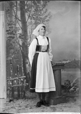 Ateljéporträtt - Anna Elfström från Öregrund, Uppland 1921