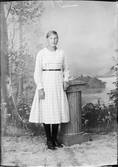 Ateljéporträtt - Hildur Andersson från Borggårde, Hökhuvud socken, Uppland 1921