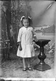 Ateljéporträtt - dotter till  Eva Olsson från Tvärnö, Hargs socken, Uppland 1921