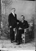 Ateljéporträtt - Karl Larsson och Sven Norman från Norrskedika, Börstils socken, Uppland 1921
