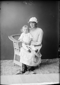 Ateljéporträtt - Eva Blad med dottern i knät, från Vattensta, Hökhuvud socken, Uppland 1921