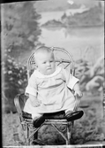 Ateljéporträtt - barn till Sonja Wilkesson från Östhammar, Uppland 1921