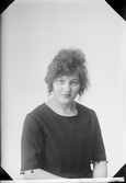 Ateljéporträtt - Martha Rosman från Gimo, Skäfthammars socken, Uppland 1921