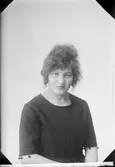 Ateljéporträtt - Martha Rosman från Gimo, Skäfthammars socken, Uppland 1921