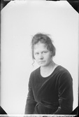 Ateljéporträtt - Elsa Andersson från Aspö, Börstils socken, Uppland 1921