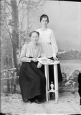 Ateljéporträtt - kvinna tillsammans med Edit Lund från Väddika, Hökhuvud socken, Uppland 1921