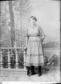 Ateljéporträtt - Agnes Jansson från Örsta, Hökhuvud socken, Uppland 1921