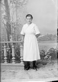 Ateljéporträtt - Stina Pettersson från Örsta, Hökhuvud socken, Uppland 1921
