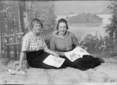 Ateljéporträtt - kvinna tillsammans med Augusta Sandell från Nolsterby, Börstils socken, Uppland 1921