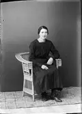 Ateljéporträtt - Astrid Sporron från Forsmark, Uppland 1921
