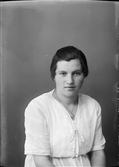 Ateljéporträtt - Helga Eriksson från Krangelboda, Gräsö socken, Uppland 1921