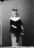 Ateljéporträtt - dotter till Emil Mattsson från Johannisfors, Forsmark socken, Uppland 1921