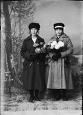Ateljéporträtt - kvinna tillsammans med Edla Mattsson från Lundsvedjan, Hargs socken, Uppland 1921