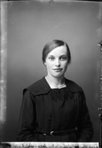 Ateljéporträtt - Mimmi Trolin från Åstorp, Ekeby socken, Uppland 1921