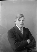 Ateljéporträtt - Walter Andersson från Gillinge, Ekeby socken, Uppland 1921