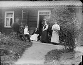 Familjen Skötsner-Edhlund utanför bostadshuset, Guldskäret, Östhammar, Uppland