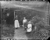 Brita, Sara och Tyra Edhlund utanför bostadshuset, Guldskäret, Östhammar, Uppland