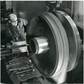 Västerås.
Sjölanders Mekaniska Verkstad. Äldre man vid svarv. 1950-talet.