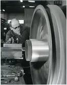 Västerås.
Sjölanders Mekaniska Verkstad. Äldre man vid svarv. 1950-talet.