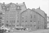 Parkering framför hus på Magasinsgatan, 1970