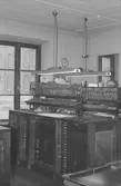 Arbetsplats på F G Larssons tryckeri med sättlådor för typer, 1970