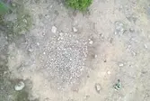 Drönarbild på en förhistorisk grav, en stensättning som rensats fram i samband med en arkeologisk förundersökning nordväst om Mullsjö, Jönköpings län.