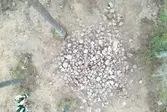 Drönarbild av en förhistorisk grav, en stensättning som rensats fram i samband med en arkeologisk förundersökning nordväst om Mullsjö, Jönköpings län.