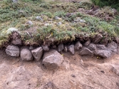 Ett odlingsröse somhar halverats med grävmaskin, rensats upp och provtagits.
Bilden är tagen i samband med en arkeologisk förundersökning nordväst om Mullsjö, Jönköpings län.