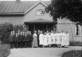 Konfirmander och präst utanför prästgården i Östhammar, Uppland