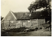Norra partiet av Skattagårdens gamla ladugård i Stråvalla. Den blev såld till Danmarks nationamuseum 1944, dit den flyttades. Hallands Nyheter berättade om detta den 13 november 1944. (Se även bildnr FHN64_2-4)