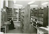 Västerås, Stora gatan 42.
Arbetarinstitutets bibliotek (senare Stadsbiblioteket) i Brogården. 1954.