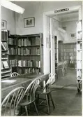 Västerås, Stora gatan 42.
Arbetarinstitutets bibliotek (senare Stadsbiblioteket) i Brogården. 1954.