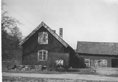 Lantgård i Hageryd, Släp, vid Särövägen nära avtagsvägen till Malevik. Gaveln av bostadshuset och ladugården med en murad del. (Se även bildnr G8555)