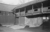 Gamla garveriet i Kungsbacka, sett från innergården. Utmed andra våningen går en loftgång. (Se även bildnr G8431)