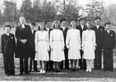 Frans Ergardt med konfirmander. Flickorna fr v nr 1? 2 Birgit Norin, 3 Barbro Johansson, 4 Lise-Lotte Wiklund. Pojkarna fr v nr 3 Ingvar Olsson. Övriga okända.